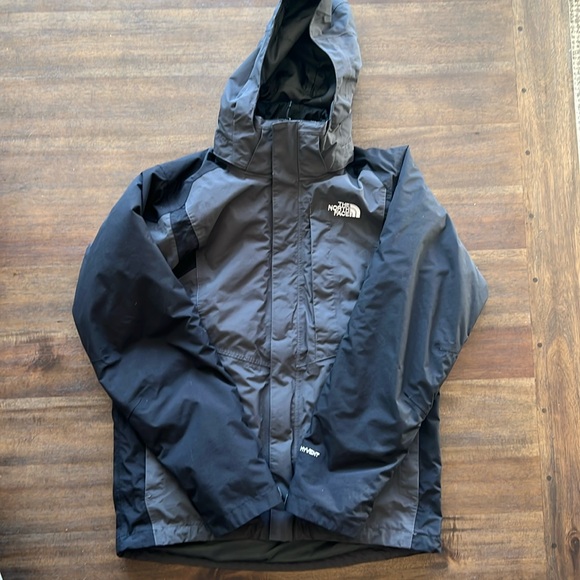 NorthFace Men’s 3 in 1 coat. Gray/Blk, Sz S, Waterproof shell detachable puffer - Picture 2 of 16